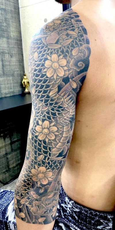 和彫り腕に「龍と桜」の刺青