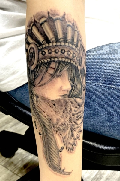 B&G 腕に「人と犬」のタトゥー