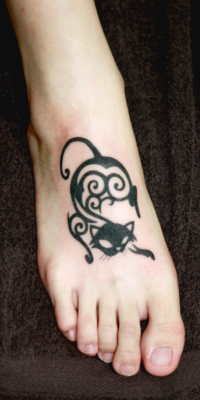 足の甲にネコのトライバルタトゥー