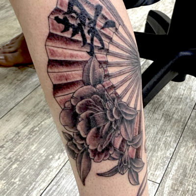 和彫り足に「扇子に椿と漢字」の刺青