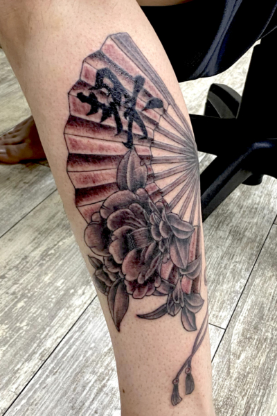 和彫り足に「扇子に椿と漢字」の刺青