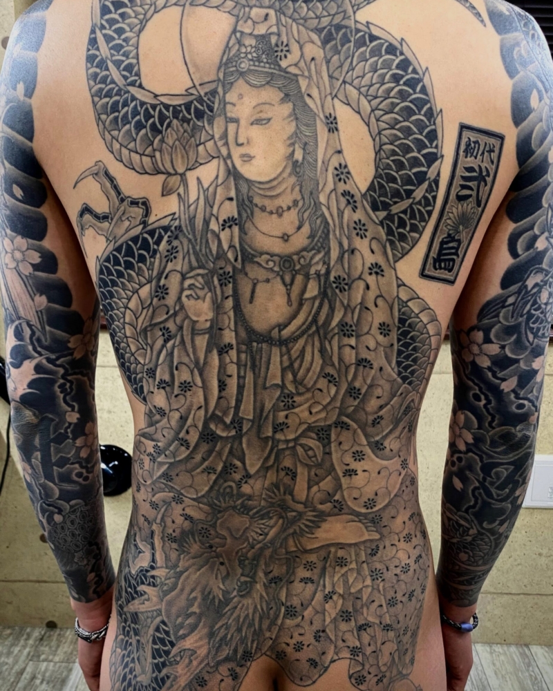 和彫り背中に「騎龍観音」の刺青