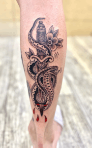 足に「短剣とコブラ」のタトゥー