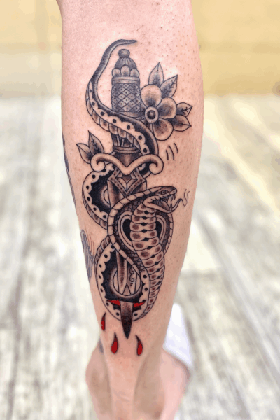 足に「短剣とコブラ」のタトゥー