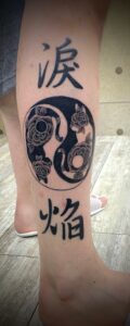 足に「猫のワンポイントタトゥー」と「漢「字のタトゥー」