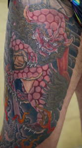 和彫り腿裏に「獅子」の刺青