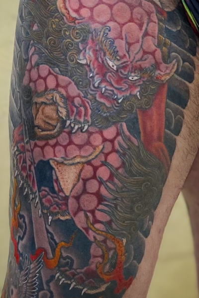 和彫り腿裏に「獅子」の刺青