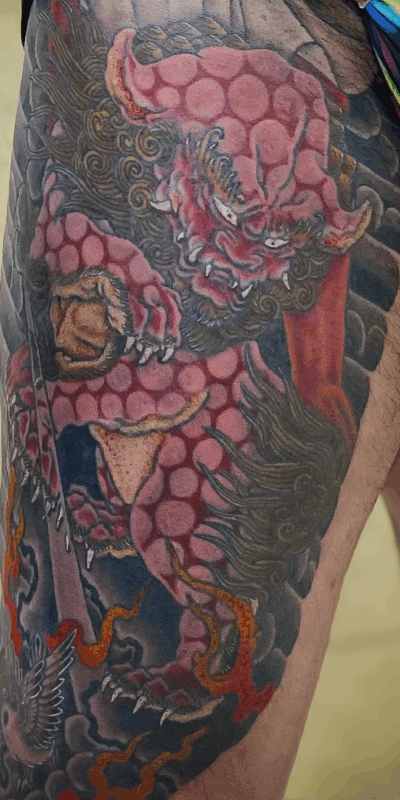 和彫り腿裏に「獅子」の刺青