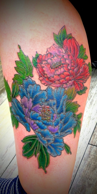 和彫り足に「牡丹」の刺青