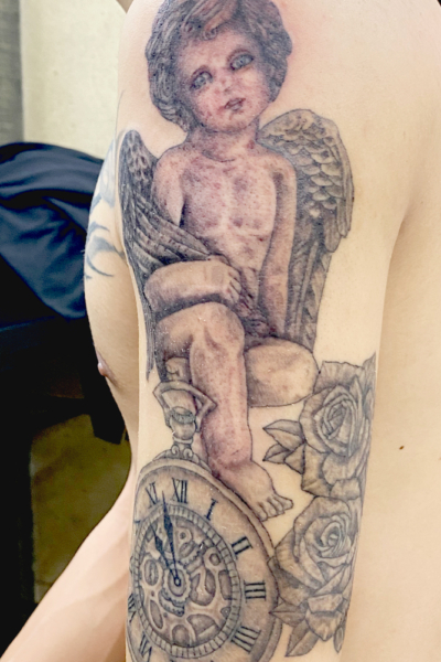 B&G 腕に「天使と懐中時計とバラ」のタトゥー