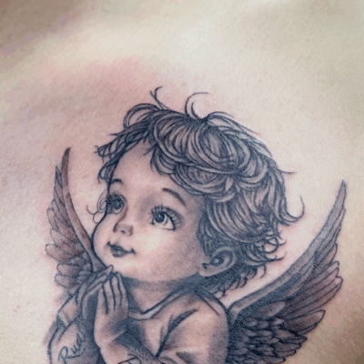 B&G 胸に「天使」のブラックアンドグレータトゥー