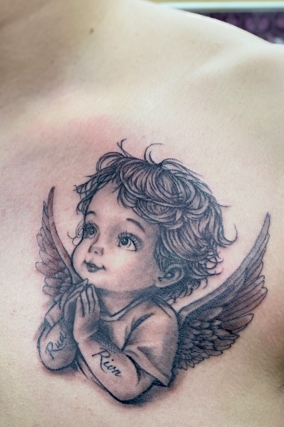 B&G 胸に「天使」のブラックアンドグレータトゥー