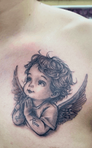 胸に「天使」のB&Gタトゥー