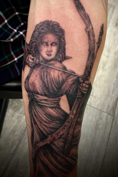 B&G 腕に「女神 アルテミス」のタトゥー