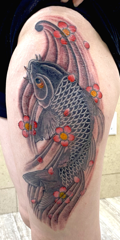 和彫り腿に「鯉と桜」の刺青