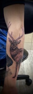 B&G 腕に「シカ」のタトゥー