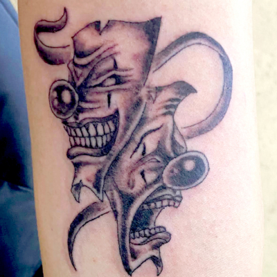 B&G 腕に「トゥーフェイス」のタトゥー