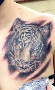 B&G 胸に「虎」のタトゥー
