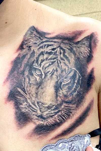 B&G 胸に「虎」のタトゥー