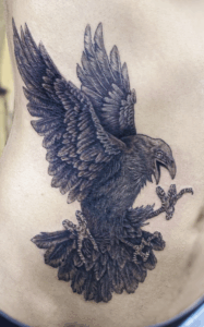 B&G 腰に「カラス」のタトゥー
