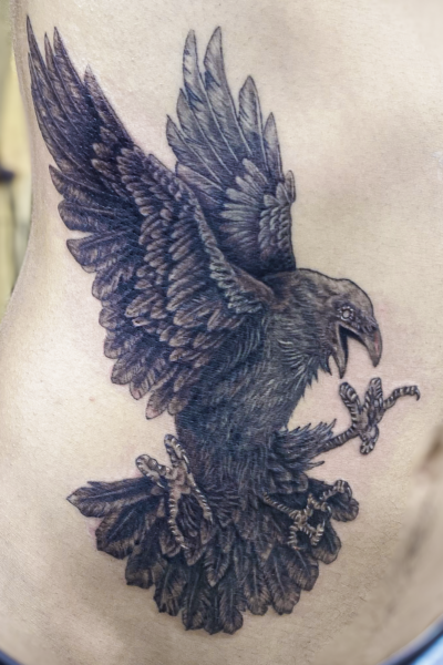 B&G 腰に「カラス」のタトゥー