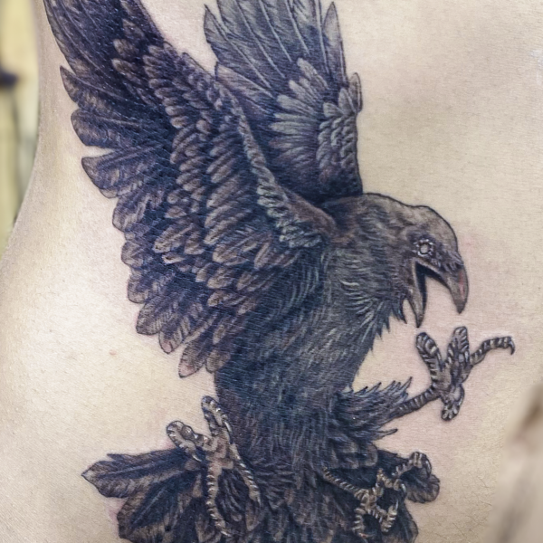 B&G 腰に「カラス」のタトゥー