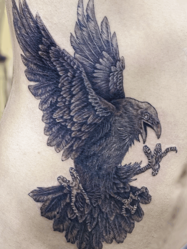 B&G 腰に「カラス」のタトゥー
