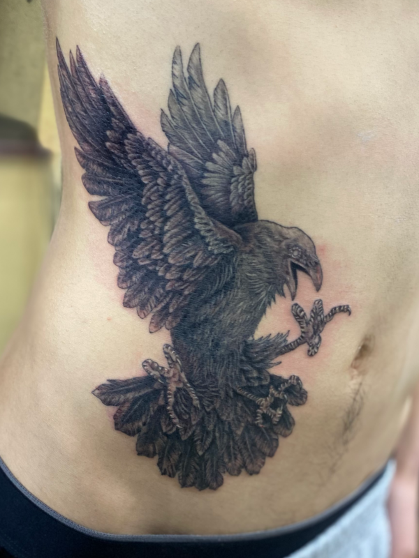 B&G 腰に「カラス」のタトゥー