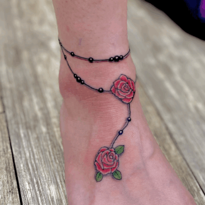 足首に「バラのアンクレット」のタトゥー