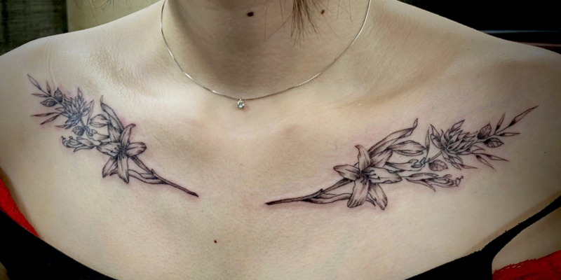 B&G 鎖骨に「百合と植物」のタトゥー