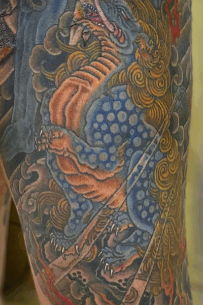 和彫り腿裏に「漠」の刺青