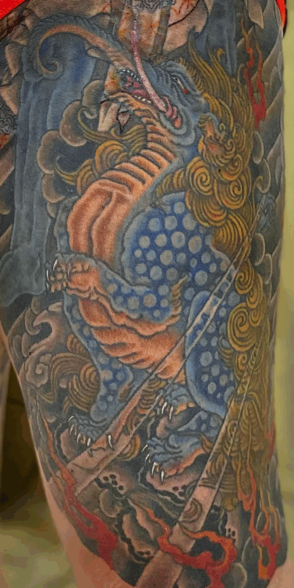 和彫り腿裏に「漠」の刺青