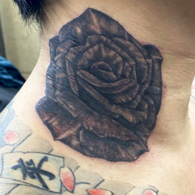 B&G 首に「バラ」のタトゥー