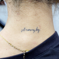 首裏にテキストタトゥー