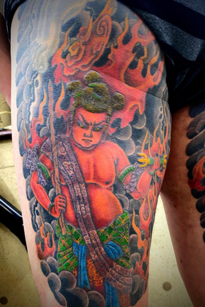 和彫り腿裏に「制多迦童子」の刺青