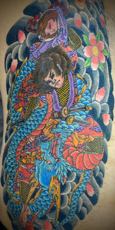 和彫り腰に「龍王丸」の刺青