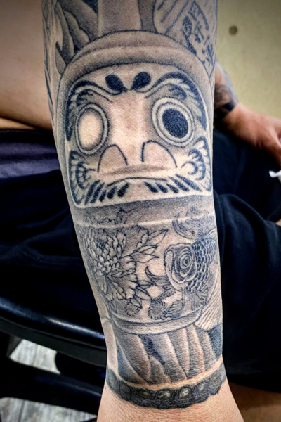 和彫り腕に「達磨」の刺青