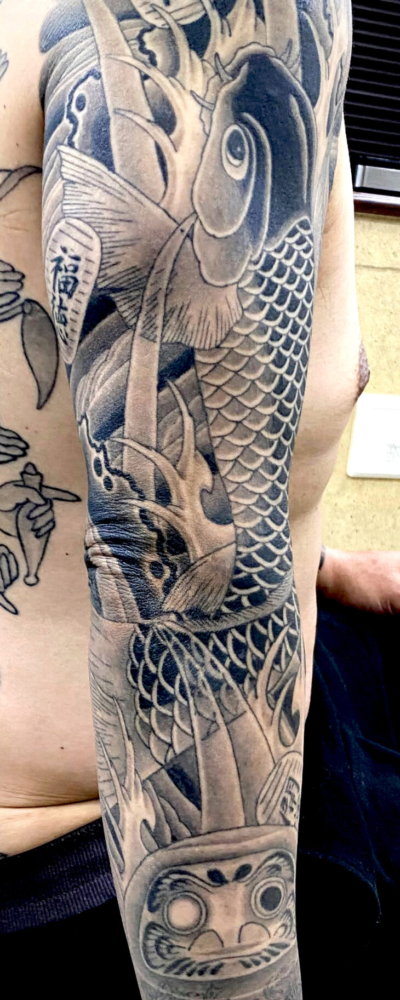 和彫り腕に「鯉と達磨」の刺青