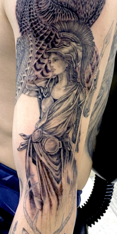 B&G 腕に「女神とフクロウ」のタトゥー