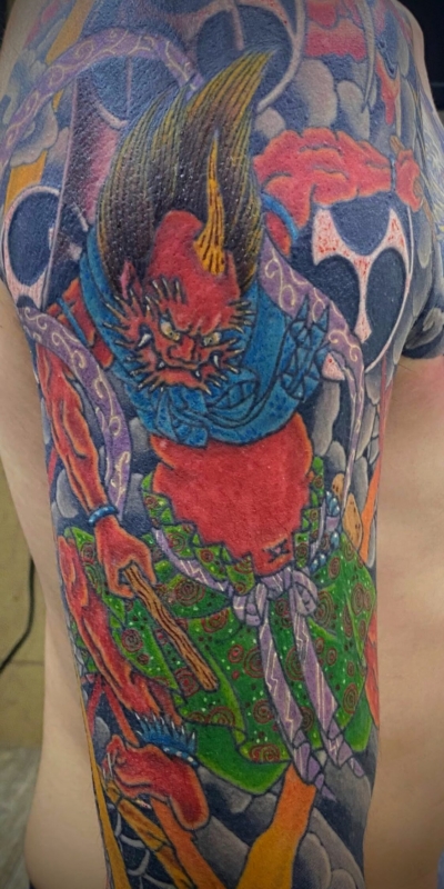 和彫り腕に「雷神」の刺青