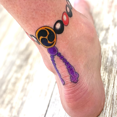 和彫り足首に「数珠」の刺青