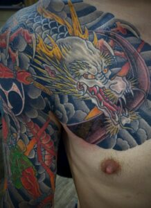 和彫り腕胸に「龍」の刺青