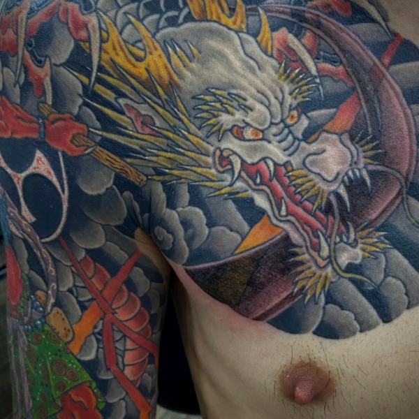 和彫り腕胸に「龍」の刺青