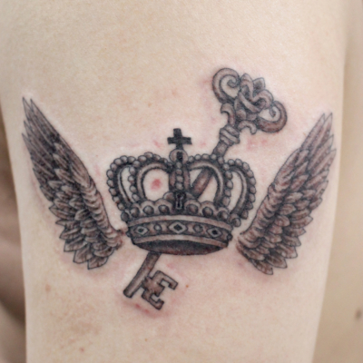 B&G 腕に「王冠に翼と鍵」のタトゥー