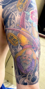 和彫り腕に「七福神 福禄寿と小判と植物」の刺青