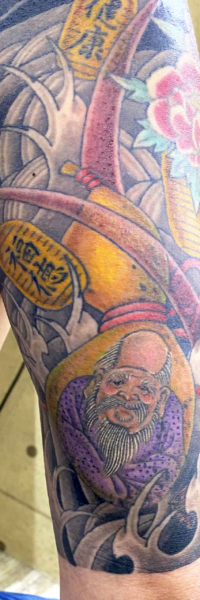 和彫り腕に「七福神 福禄寿と小判と植物」の刺青