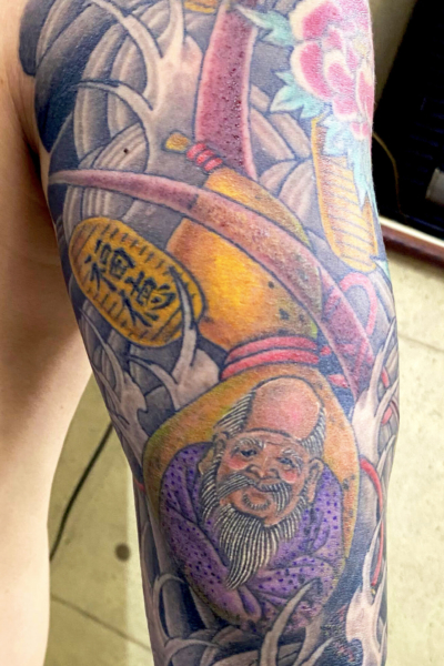 和彫り腕に「七福神 福禄寿と小判と植物」の刺青