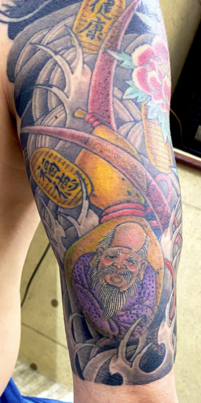 和彫り腕に「七福神 福禄寿と小判と植物」の刺青