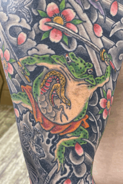和彫り腕に「刀を持った蛇の刺青が入った蛙」の刺青
