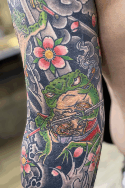 和彫り腕に「刀を持った蛇の刺青が入った蛙」の刺青